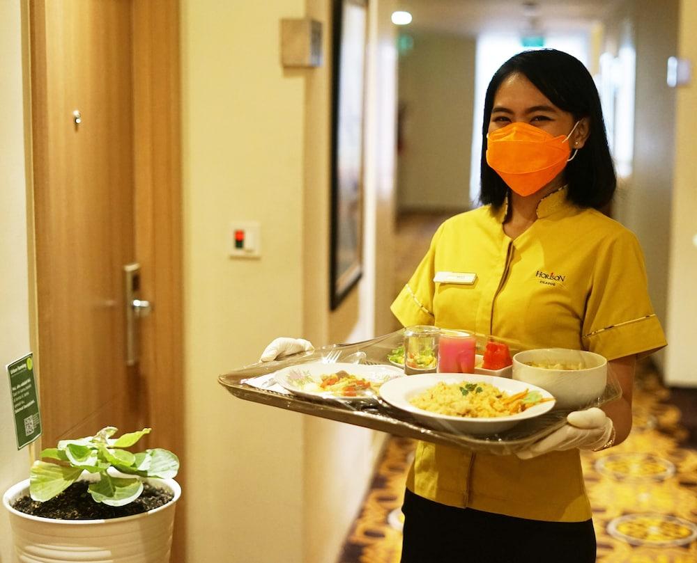 Horison Ciledug Giacarta Esterno foto