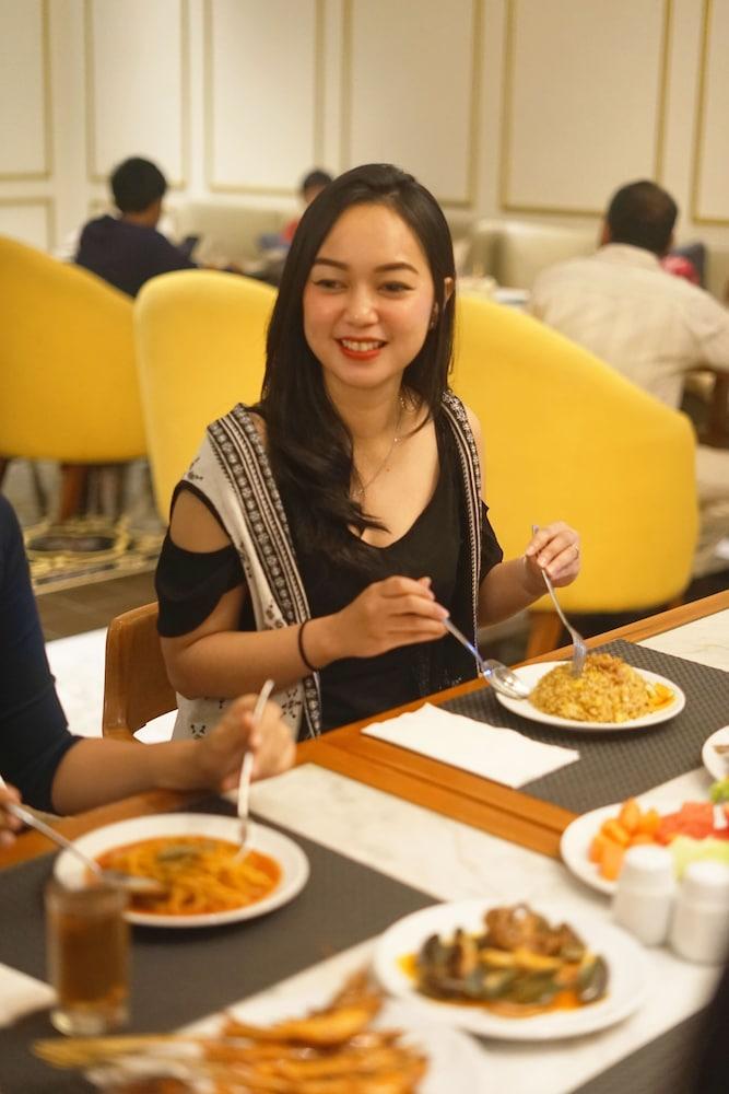 Horison Ciledug Giacarta Esterno foto